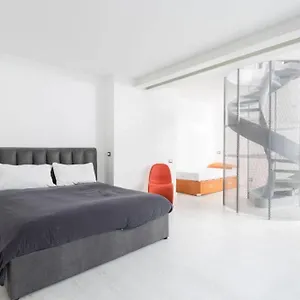 https://unique-4-storey-house-on-naviglio-4bd-4bt.italymilanhotels.net